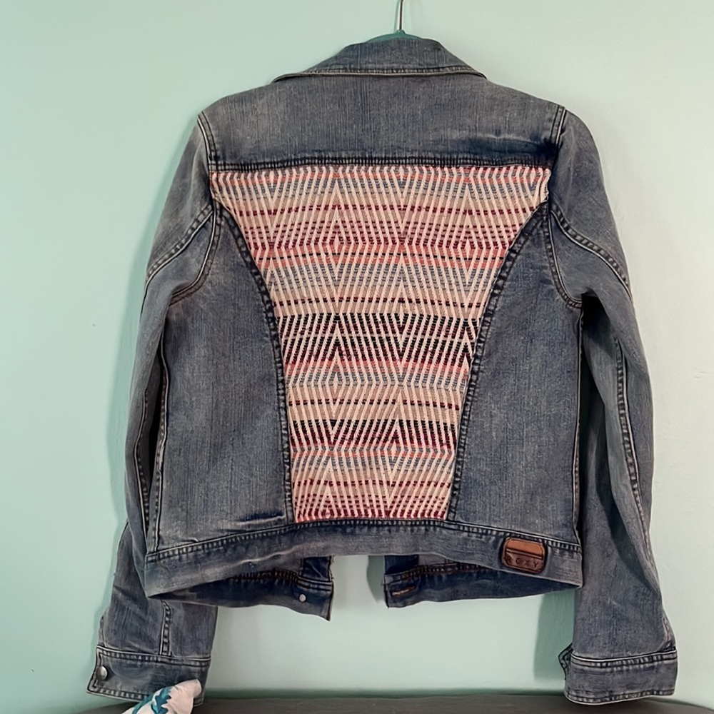 Like new worn once.  Roxy Aztec print Jean jacket. - Picture 5 of 8
